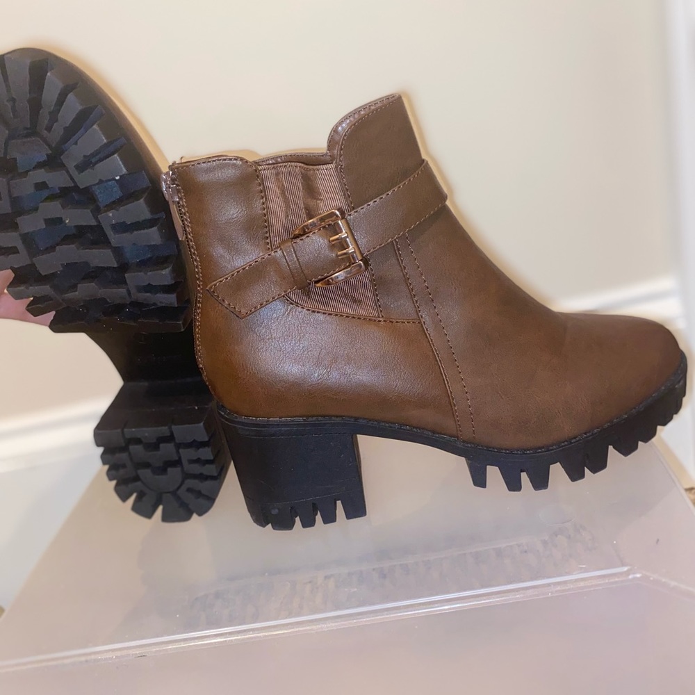 Brown ribbed boot heel